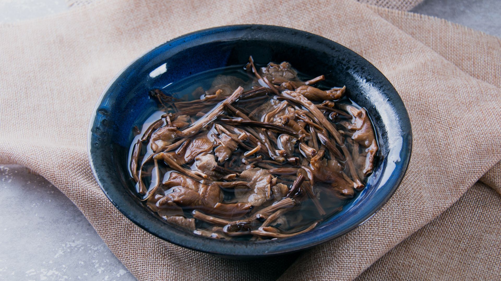茶树菇煲鸭汤的做法步骤【图文】_抗衰老、美容汤品怎么做好吃_美食圈(meishiq.com)